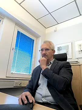 Snapshot of tom-swede chatting on 10/10/25, 02:05 tom-swede online show from 10/10/25, 02:05