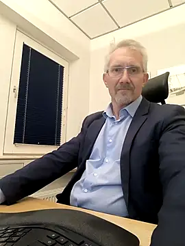 Snapshot of tom-swede chatting on 11/24/25, 03:56 tom-swede online show from 11/24/25, 03:56