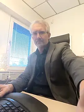 Snapshot of tom-swede chatting on 03/25/26, 04:02 tom-swede online show from 03/25/26, 04:02