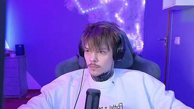 Snapshot of DENIS_HERE chatting on 01/22/25, 09:13 DENIS HERE online show from 01/22/25, 09:13