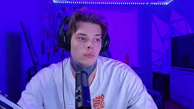 Snapshot of DENIS_HERE chatting on 02/18/25, 12:37 DENIS HERE online show from 02/18/25, 12:37