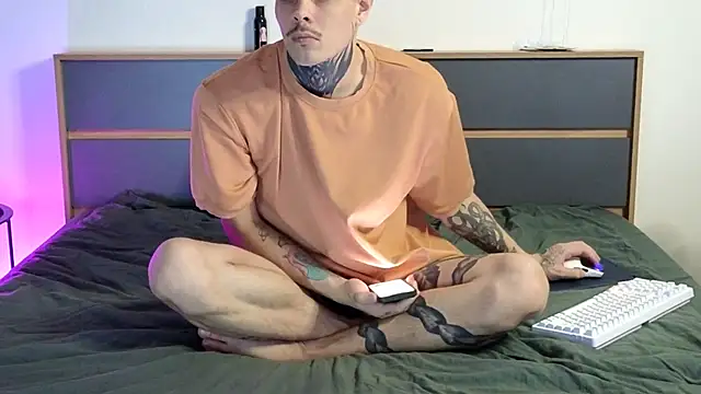 Snapshot of DENIS_HERE chatting on 11/10/25, 06:07 DENIS HERE online show from 11/10/25, 06:07