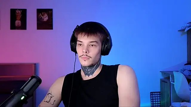 Snapshot of DENIS_HERE chatting on 11/21/25, 06:06 DENIS HERE online show from 11/21/25, 06:06