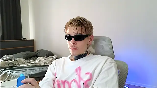 Snapshot of DENIS_HERE chatting on 05/18/26, 02:12 DENIS HERE online show from 05/18/26, 02:12