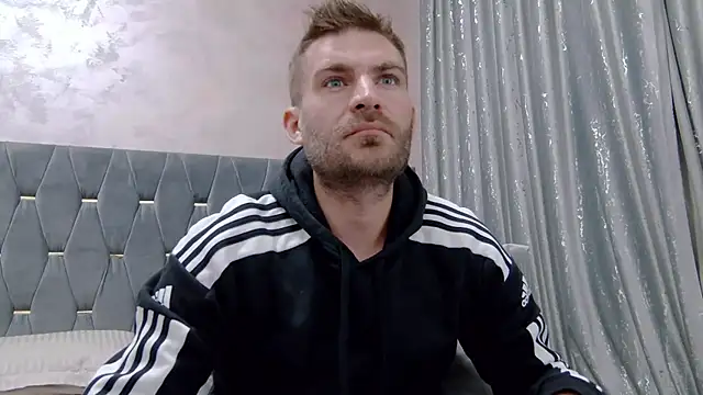 Snapshot of 10in_deluxe chatting on 12/15/25, 07:12 10in deluxe online show from 12/15/25, 07:12