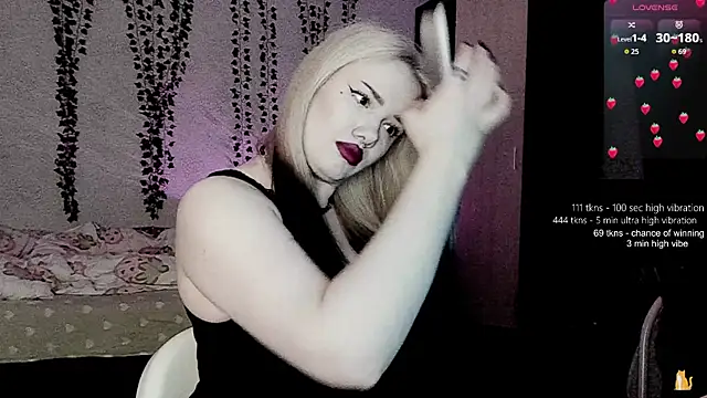 strawberry elfcat online show from 04/24/26, 02:14