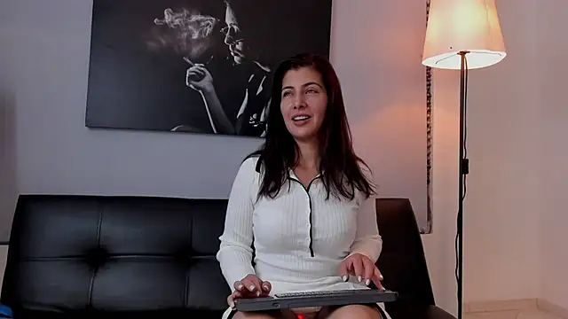 Snapshot of scarlett_moore chatting on 02/08/25, 10:50 scarlett moore online show from 02/08/25, 10:50