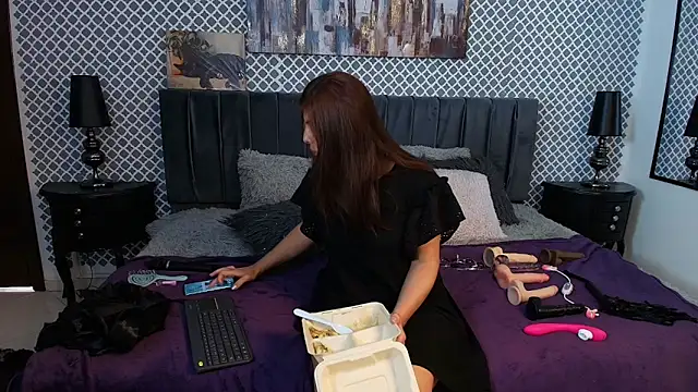 Snapshot of scarlett_moore chatting on 03/09/25, 04:00 scarlett moore online show from 03/09/25, 04:00