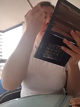 Snapshot of scarlett_moore chatting on 10/13/25, 01:22 scarlett moore online show from 10/13/25, 01:22