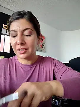 Snapshot of scarlett_moore chatting on 12/17/25, 12:44 scarlett moore online show from 12/17/25, 12:44