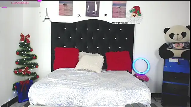 Snapshot of little_maleja chatting on 12/23/25, 02:31 little maleja online show from 12/23/25, 02:31