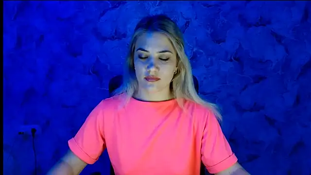 Snapshot of nika_gold1 chatting on 10/08/25, 11:52 nika gold1 online show from 10/08/25, 11:52