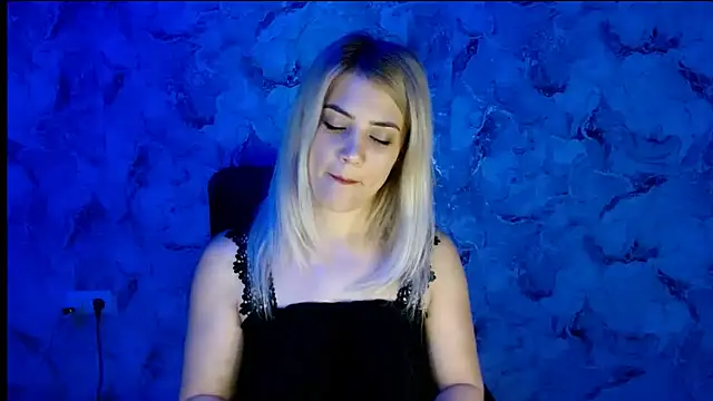 Snapshot of nika_gold1 chatting on 11/10/25, 05:23 nika gold1 online show from 11/10/25, 05:23