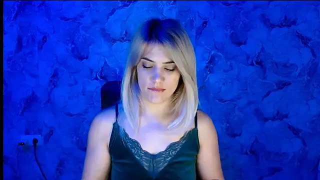 Snapshot of nika_gold1 chatting on 11/13/25, 05:23 nika gold1 online show from 11/13/25, 05:23