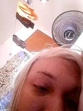 Snapshot of transgirl26 chatting on 12/18/25, 10:21 transgirl26 online show from 12/18/25, 10:21