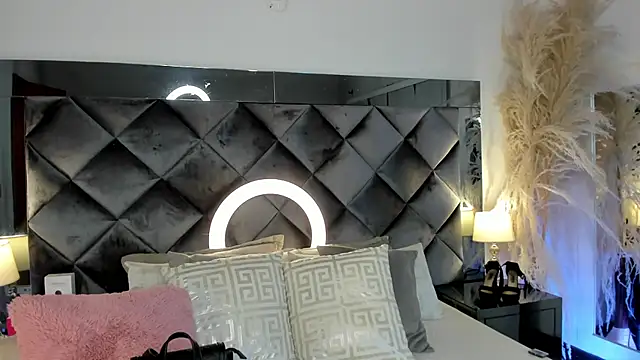 sofhiaa adaams online show from 10/18/25, 10:10