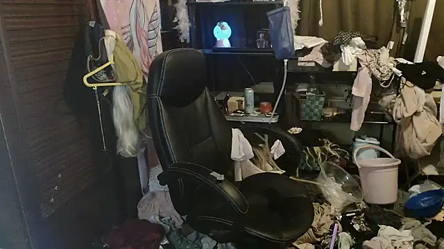 Ombeline1 online show from 12/17/25, 07:09