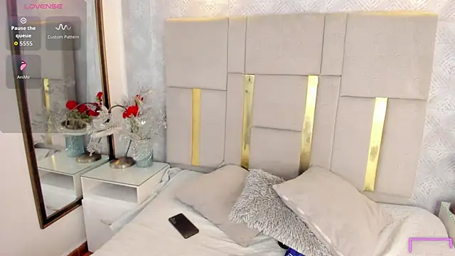 Snapshot of Camilaa_Sanchez_ chatting on 10/24/25, 12:12 Camilaa Sanchez online show from 10/24/25, 12:12