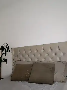 Lia Hurley online show from 12/20/24, 03:42