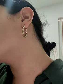 Lia Hurley online show from 12/22/24, 05:10