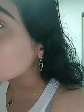 Lia Hurley online show from 02/04/25, 12:44