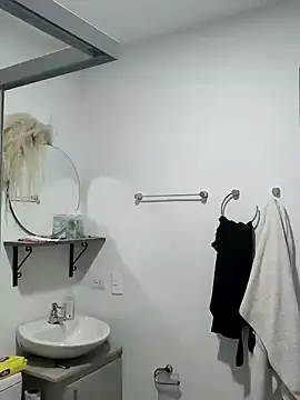 Lia Hurley online show from 02/10/25, 02:05