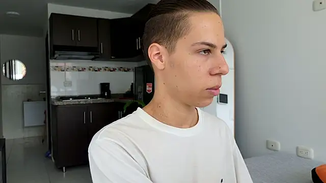 Snapshot of grey___27 chatting on 02/19/25, 02:55 grey 27 online show from 02/19/25, 02:55