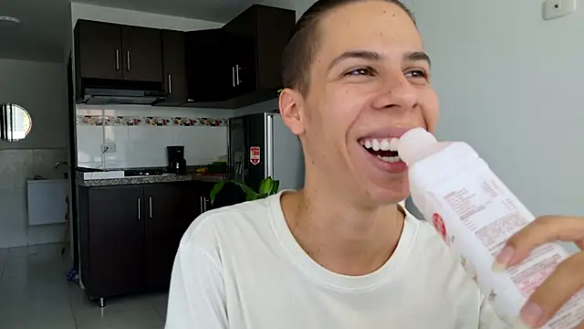 Snapshot of grey___27 chatting on 02/19/25, 06:00 grey 27 online show from 02/19/25, 06:00