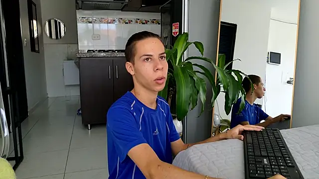 Snapshot of grey___27 chatting on 02/25/25, 05:36 grey 27 online show from 02/25/25, 05:36