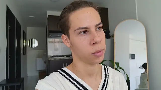 Snapshot of grey___27 chatting on 03/11/25, 06:19 grey 27 online show from 03/11/25, 06:19