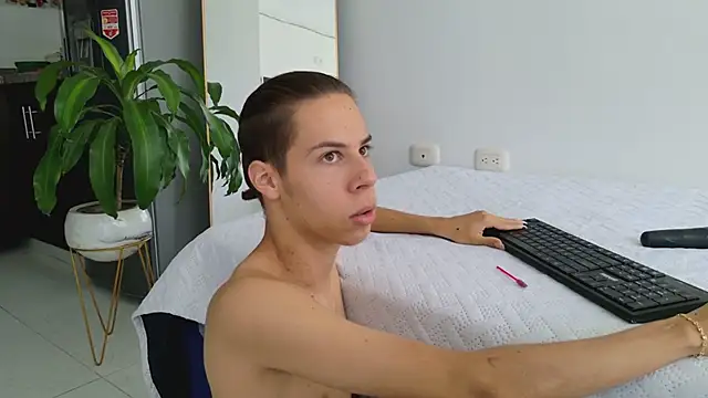 Snapshot of grey___27 chatting on 03/13/25, 06:34 grey 27 online show from 03/13/25, 06:34