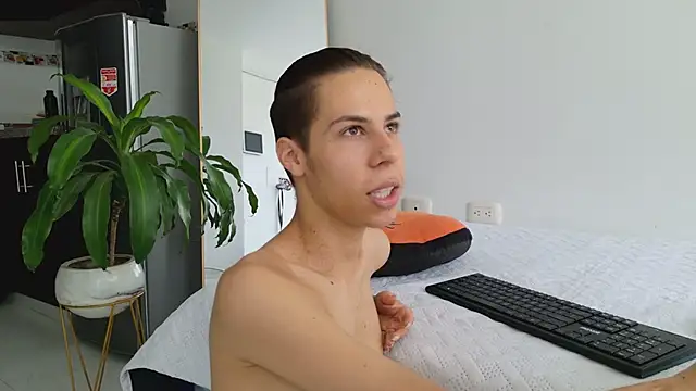 Snapshot of grey___27 chatting on 03/21/25, 02:18 grey 27 online show from 03/21/25, 02:18