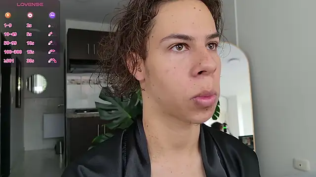 Snapshot of grey___27 chatting on 11/17/25, 12:33 grey 27 online show from 11/17/25, 12:33