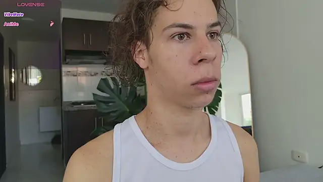 Snapshot of grey___27 chatting on 11/22/25, 12:26 grey 27 online show from 11/22/25, 12:26