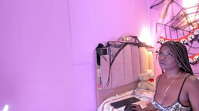 Snapshot of LoveQueen2 chatting on 10/22/25, 11:43 LoveQueen2 online show from 10/22/25, 11:43