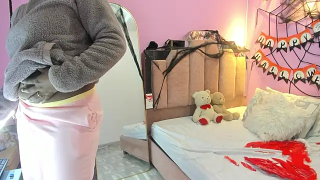 Snapshot of LoveQueen2 chatting on 10/24/25, 11:39 LoveQueen2 online show from 10/24/25, 11:39