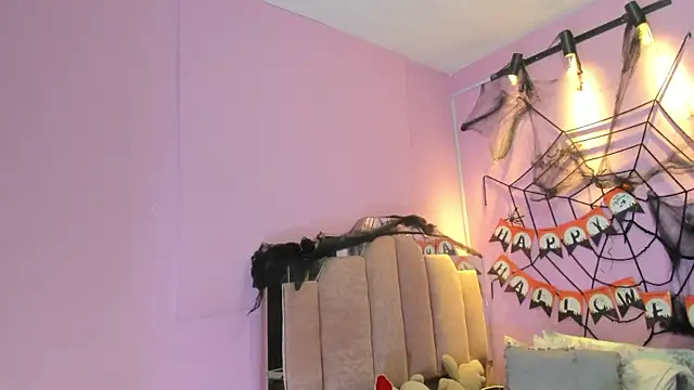 Snapshot of LoveQueen2 chatting on 10/28/25, 11:25 LoveQueen2 online show from 10/28/25, 11:25