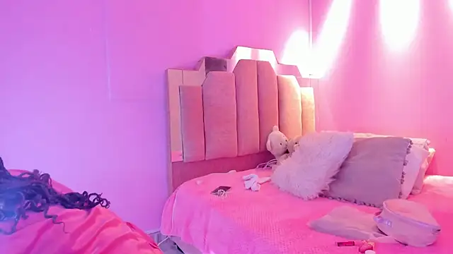 Snapshot of LoveQueen2 chatting on 11/05/25, 12:05 LoveQueen2 online show from 11/05/25, 12:05