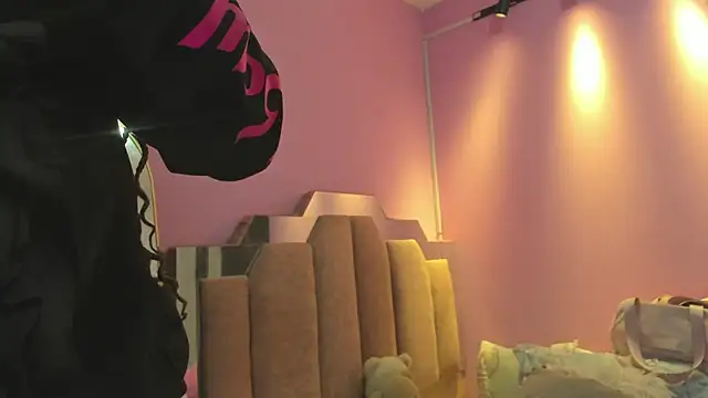 Snapshot of LoveQueen2 chatting on 11/18/25, 12:20 LoveQueen2 online show from 11/18/25, 12:20