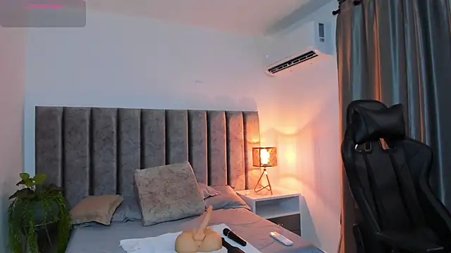 Snapshot of SamanthaSmithx chatting on 10/04/25, 12:19 SamanthaSmithx online show from 10/04/25, 12:19