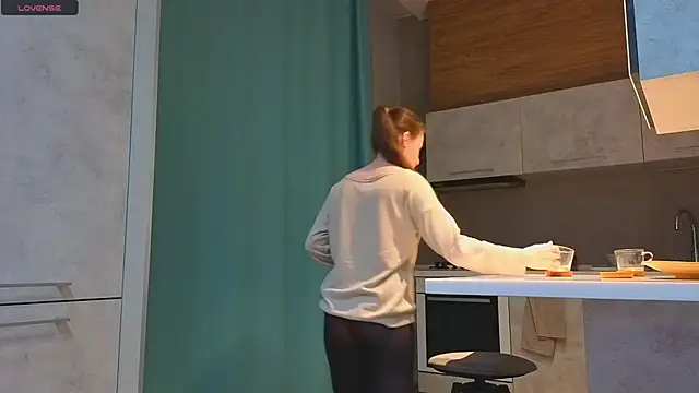 DonnaBurkee online show from 12/18/25, 04:07