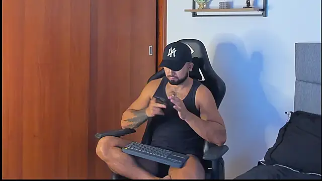 Snapshot of ethaanjones chatting on 10/02/25, 07:43 ethaanjones online show from 10/02/25, 07:43