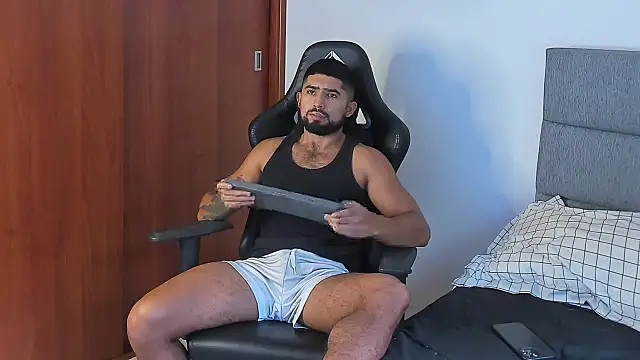 Snapshot of ethaanjones chatting on 10/12/25, 07:46 ethaanjones online show from 10/12/25, 07:46