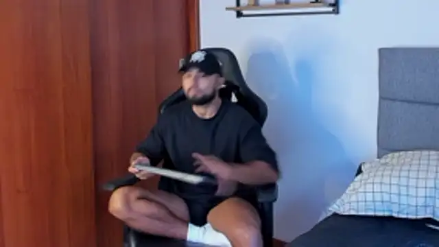 Snapshot of ethaanjones chatting on 10/13/25, 09:04 ethaanjones online show from 10/13/25, 09:04