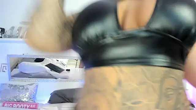 Snapshot of CocoSkyy chatting on 01/27/25, 04:33 CocoSkyy online show from 01/27/25, 04:33