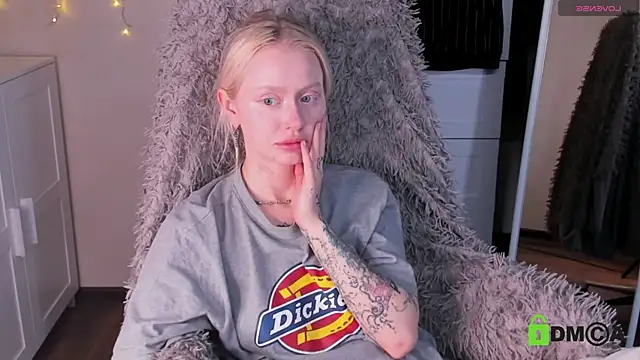 Snapshot of MalenaErnman chatting on 11/20/25, 10:26 MalenaErnman online show from 11/20/25, 10:26