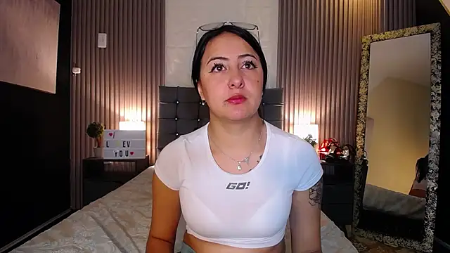 isabella smith  online show from 12/10/24, 01:55