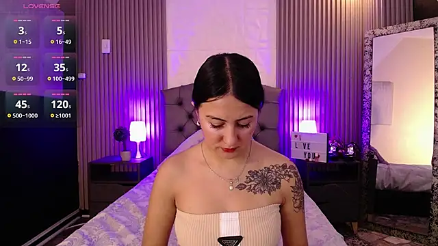 isabella smith  online show from 12/28/24, 01:49