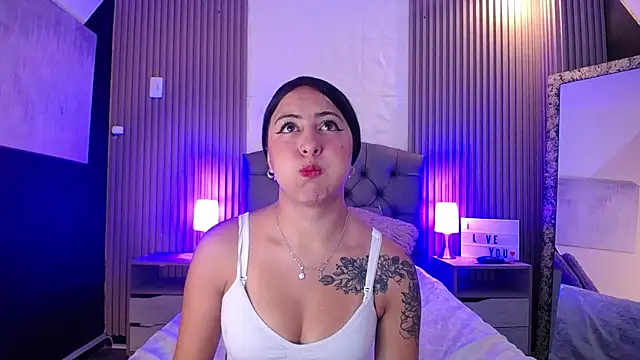 isabella smith  online show from 01/21/25, 01:22