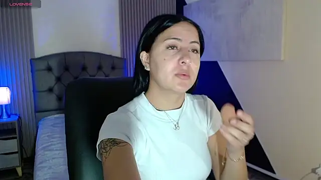 isabella smith  online show from 09/24/25, 07:50